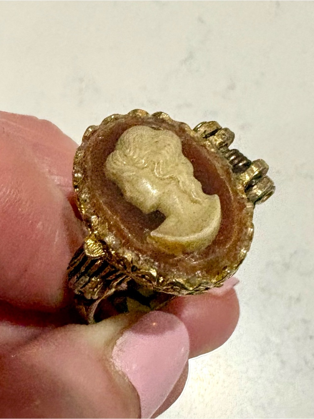 Vintage 1950s Cameo Solid Perfume Holder Ring Adjustable Gold Tone Victorian - Picture 9 of 13